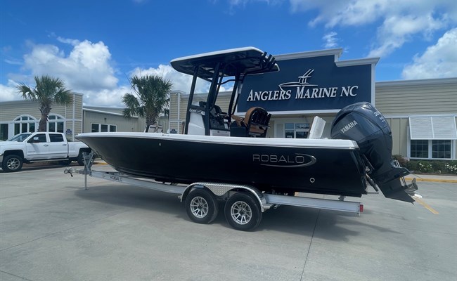 2025 Robalo 246 Cayman Deepwater Black